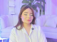 Sou uma garota doce, brincalhona e bem relaxada, com uma energia suave, charmosa e acolhedora. Gosto de manter um ambiente natural, sem poses forçadas: apenas eu, autêntica e cheia de boa vibração.
Aquí no podrás encontrar un espectáculo previo o repetido; comigo, cada encontro flui de um jeito diferente. Gosto de criar uma conexão real, te dar companhia, arrancar um sorriso e deixar aquela sensação de diversão e proximidade que nem sempre se encontra por aí.
Quero que, quando você entrar na minha sala, se sinta especial, à vontade… e sim, também um pouco excitado {ángel}. Mi objetivo es que lo aprovetes sin presión, sin correr y con la libertad de ser tú mismo.
O que me torna diferente é a minha forma de conectar: ​​sou atenciosa, próxima e genuína. Não atuo, não sigo roteiro; simplemente deixo a química falar por nós.
Se você procura uma garota real, doce, brincalhona e com quem possa relaxar enquanto se diverte… então venha me ver.