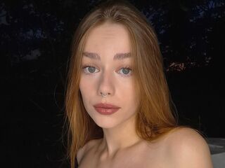 naked camgirl masturbating with dildo EmilliaFox