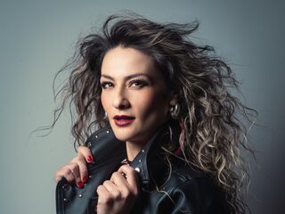 naughty camgirl fingering shaved pussy AryTorres