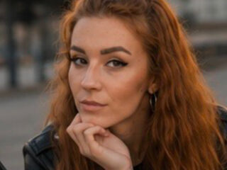 cam girl playing with vibrator BonnieHansen