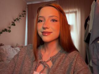 camgirl playing with sex toy DianniLinell