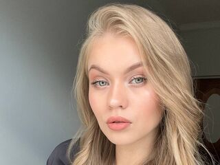 naked camgirl masturbating with dildo ElaraBrooks