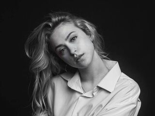 naked camgirl photo GwynethHibbits