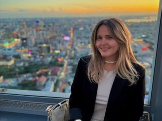 camgirl showing pussy LilyBel