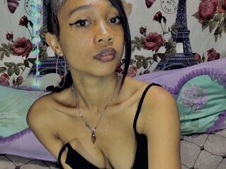 naked camgirl MacuttyMiria