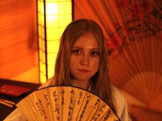 naked camgirl masturbating with dildo MandiKressierer