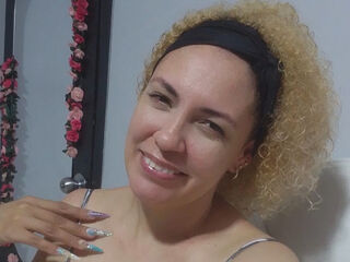 cam girl masturbating with vibrator MireyaVidal